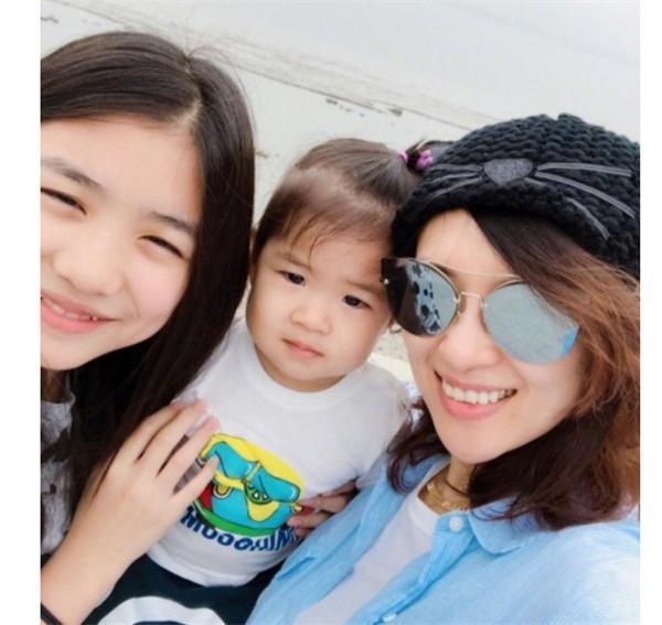 赵薇7岁女儿的成长印记，最新照片引发公众关注
