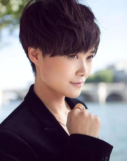 李宇春身价揭秘，音乐与时尚跨界传奇人物重磅更新！